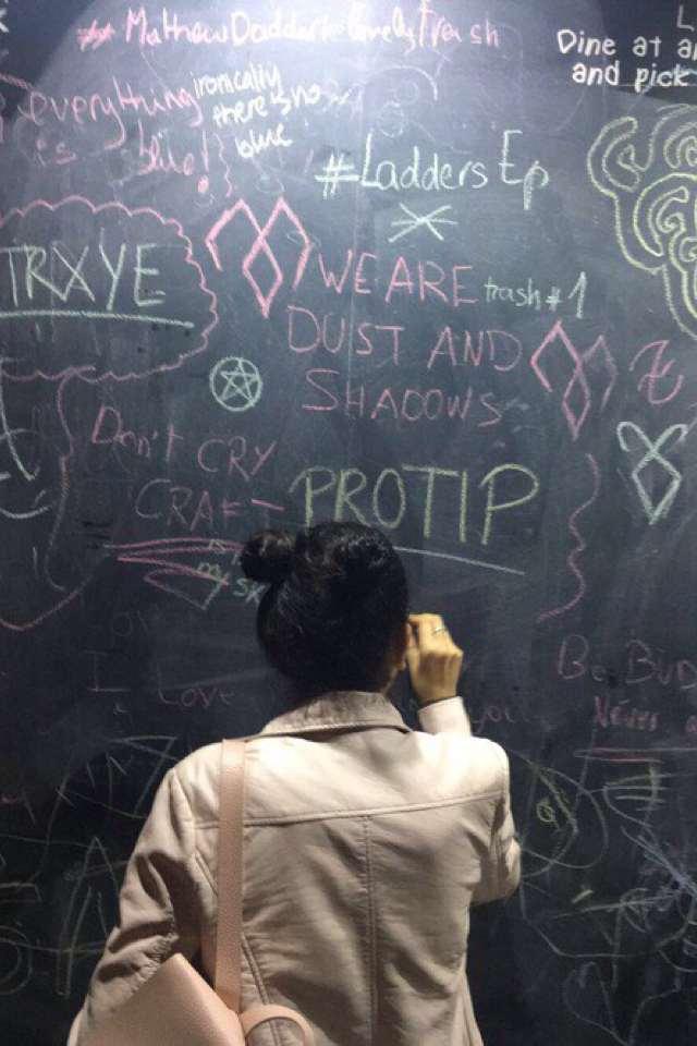 Dan and Phil... Troye Sivan... SHADOWHUNTERS... Halsey. What an amazing chalk board 😂