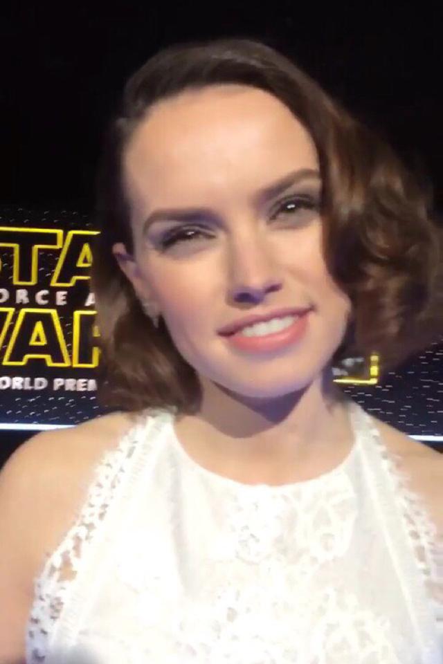 Haha since it's 4/20 here is Daisy Ridley and she looks high or something. What a blessing 