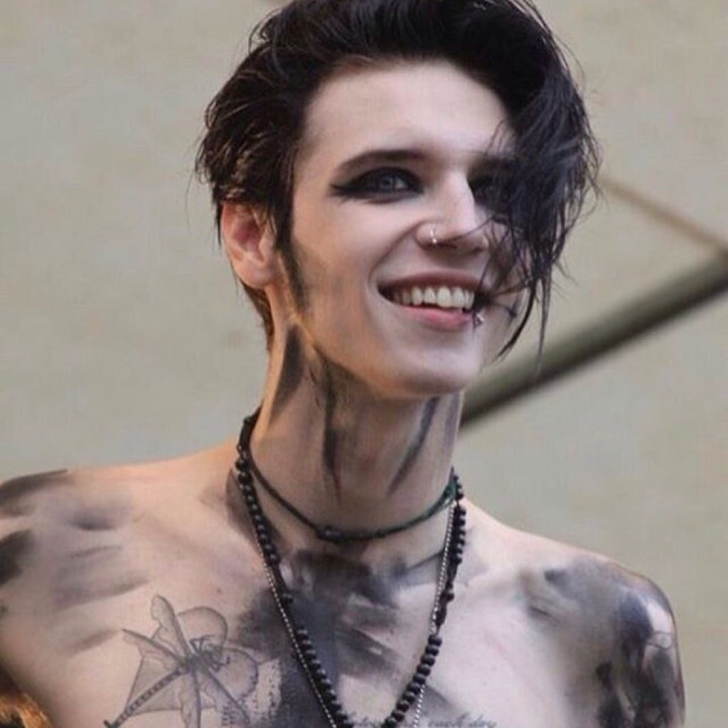 It makes me sad there are so many andy biersack photos I have not screenshotted yet