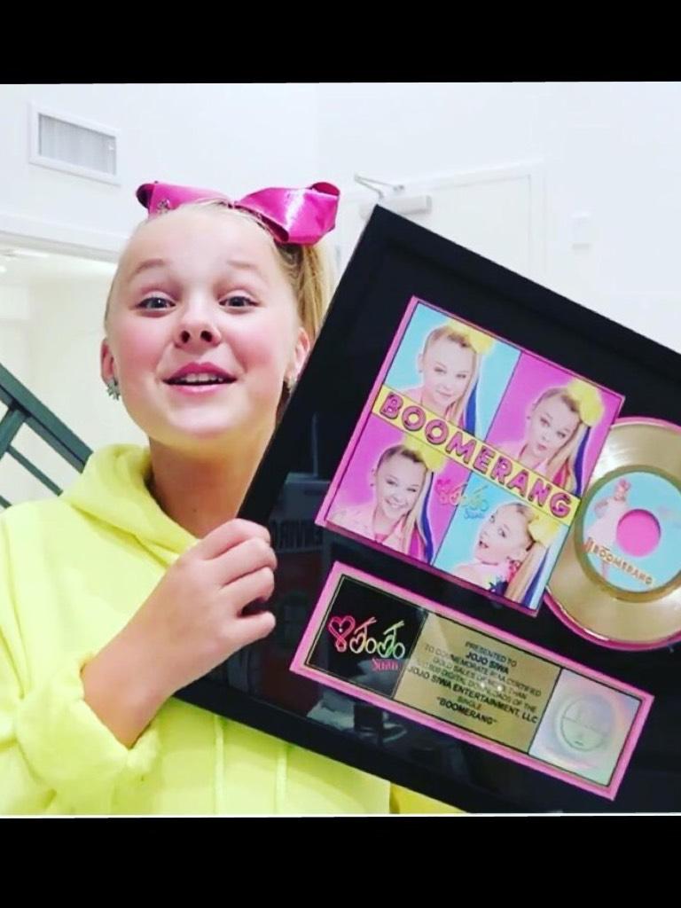 itsjojosiwaAhhhhhh Boomerang went GOLD !!!!!!!!!!!! ⭐️⭐️⭐️⭐️So so so excited!!!!!! 🎉🎀🔥Click on the link in my bio for all the details!!! 👆🏻👆🏻👆🏻Love you guys !!!!! 😘❤️🎀