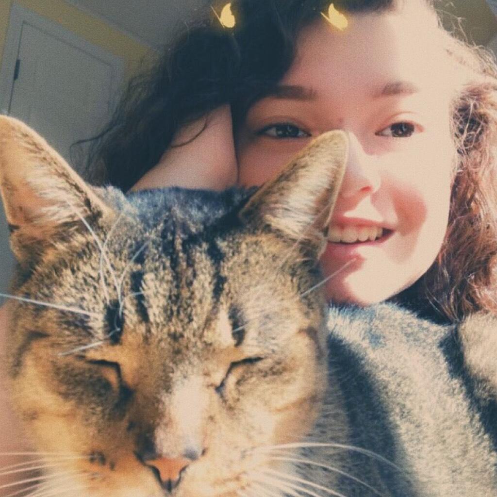 i took this picture on accident i hate smiling with my teeth but my cat looks cute 
