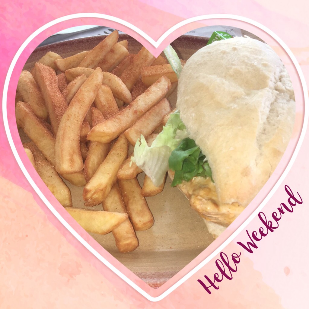 🍗TAP!⬇️Hello Weekend-

Nando’s today😋 grilled chicken lemon and herb burger with peri peri chips 😍😍