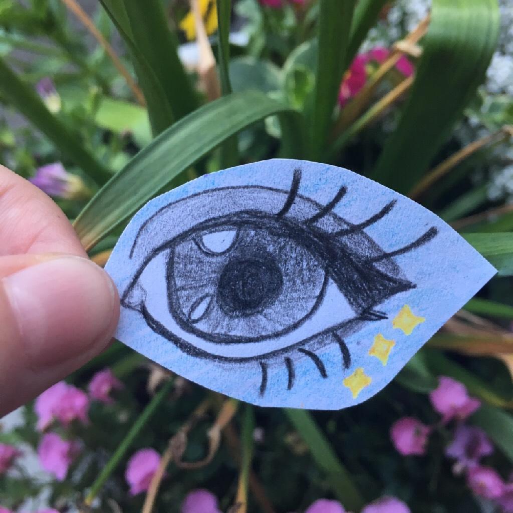 Guyssss I drew an eye!!! (And tried....TRIED....to take an aesthetic pic with it bc why not? You know what I'm sayin) 