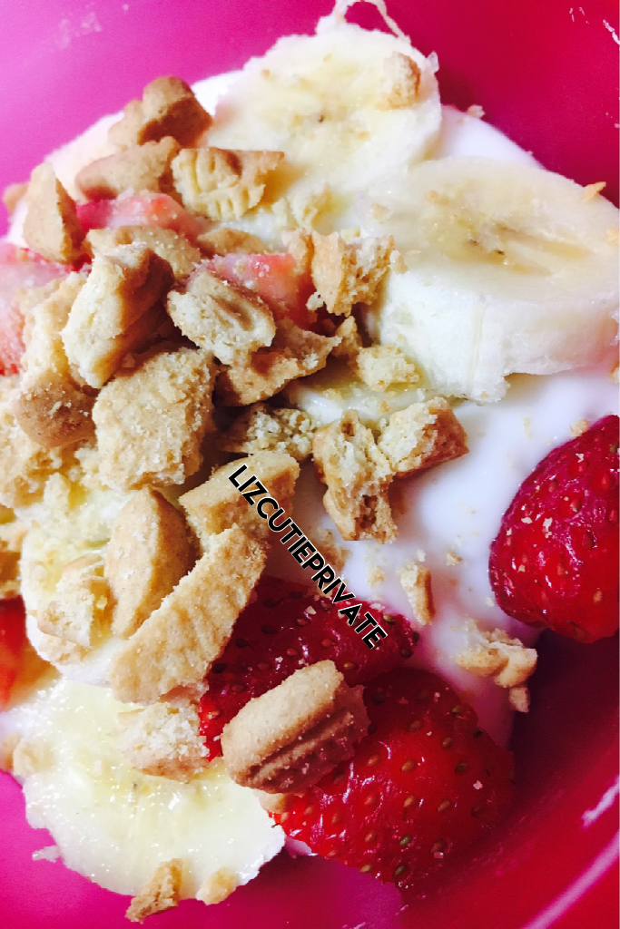 click🍌🍓☕️
day 27(lunch) breakfast
This is what I make myself for breakfast some days. It's yogurt with bananas and strawberries with crumbled gram cracker on top. I also normally have a poptart and hot chocolate with it😋