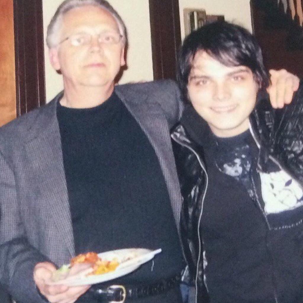 aw gerard looks a lot like their dad. that's cute. honestly this photo is 12/10 i approve