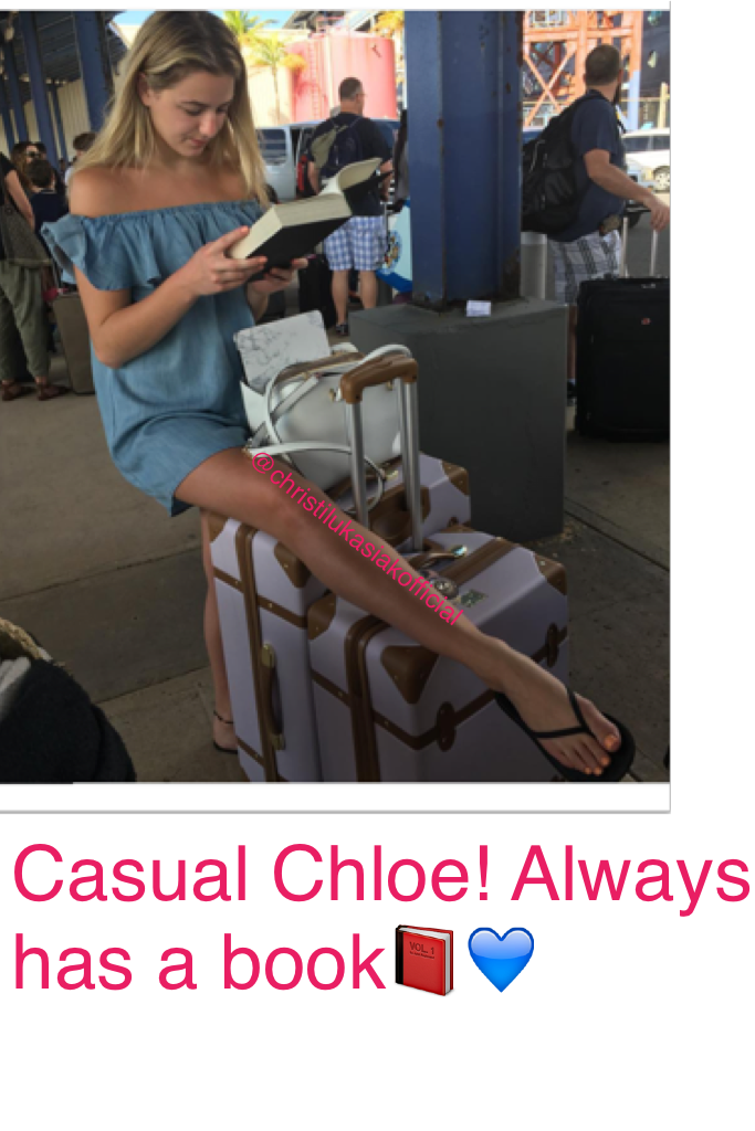 Casual Chloe! Always has a book📕💙