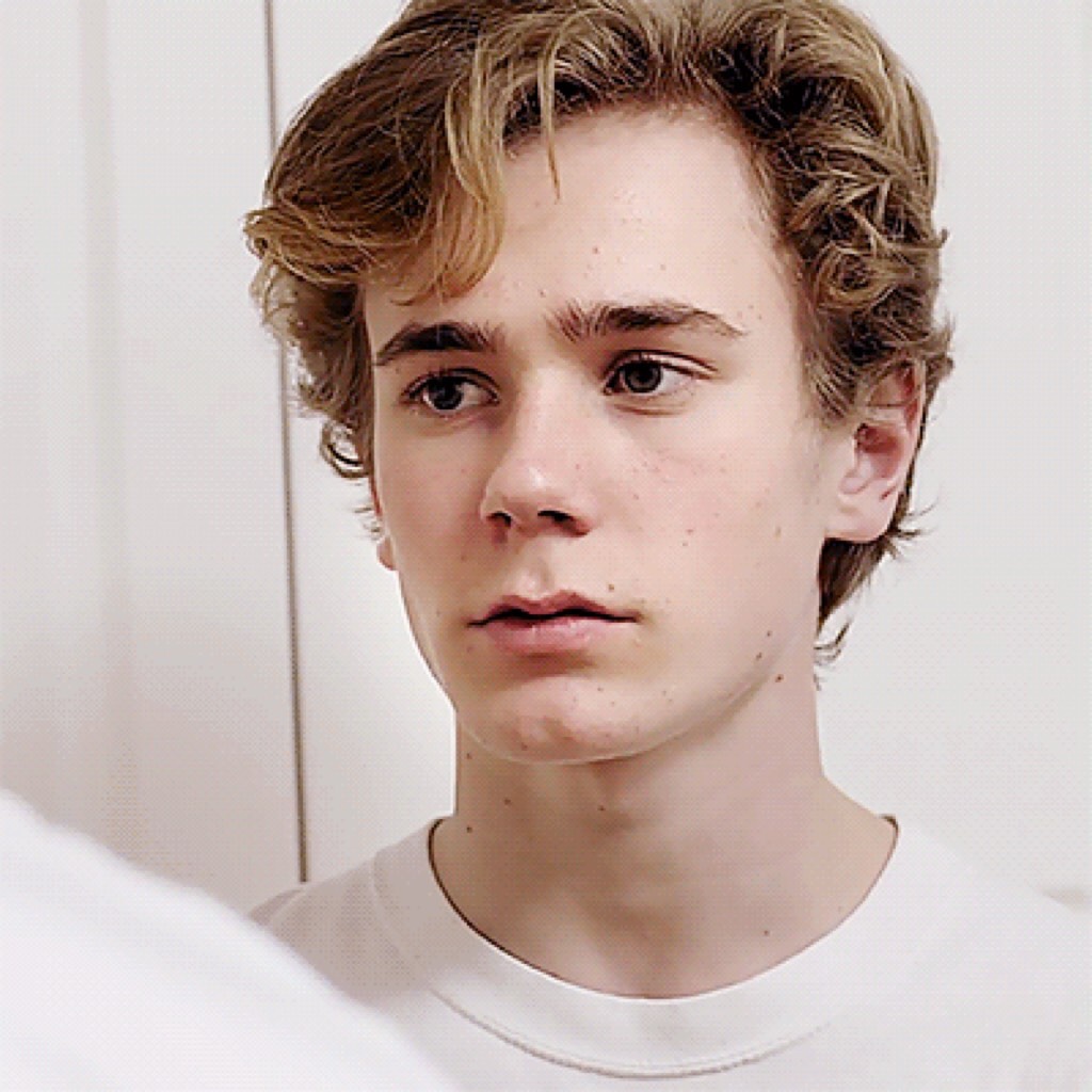 HAPPY BIRTHDAY TO MY BABY BEAN ISAK YAKI I LOVE HIM. I WOULD BE IN A POLYAMOROUS RELATIONSHIP WITH HIM AND EVEN IF THEY WERE REAL. 
