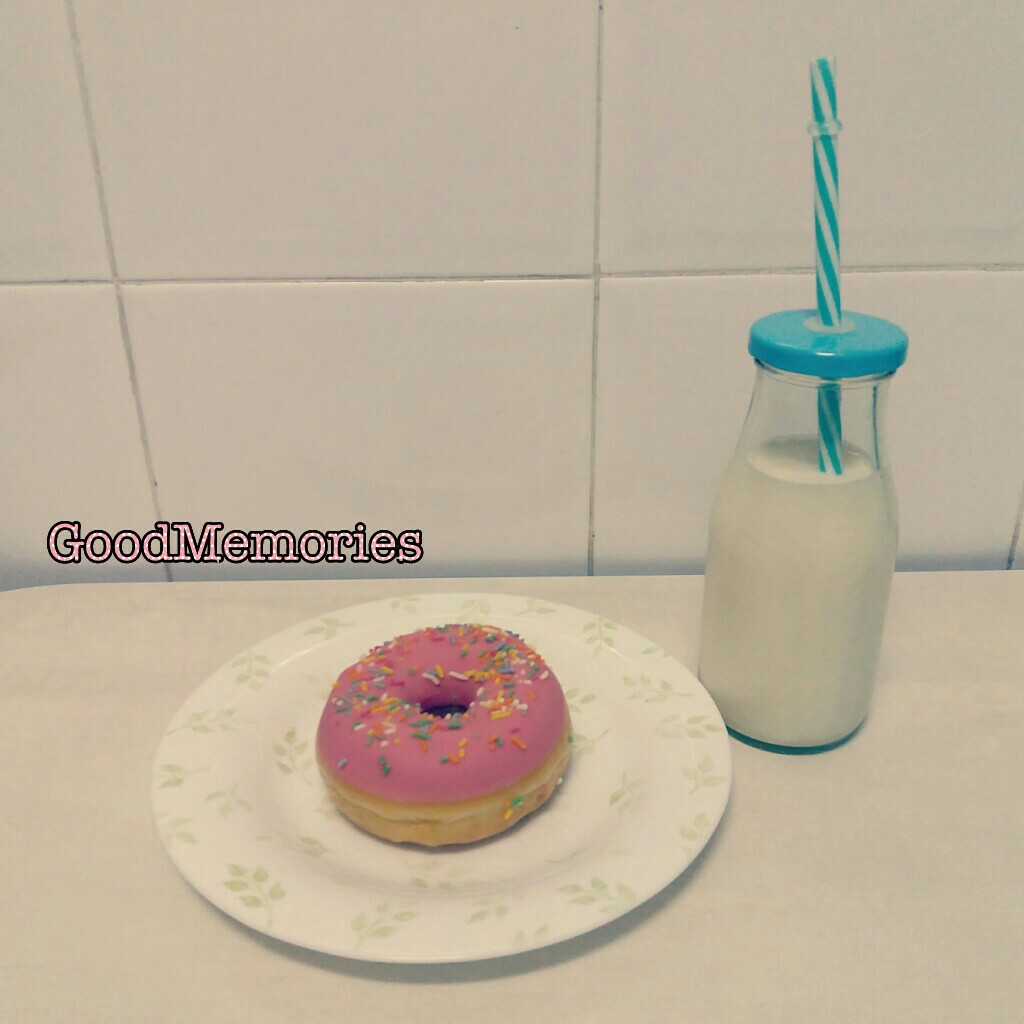 Having a relaxing day with my sweet donut and some milk🍩. #happysaturday #happyweekend
Love you. GoodMemories😘😋🍩