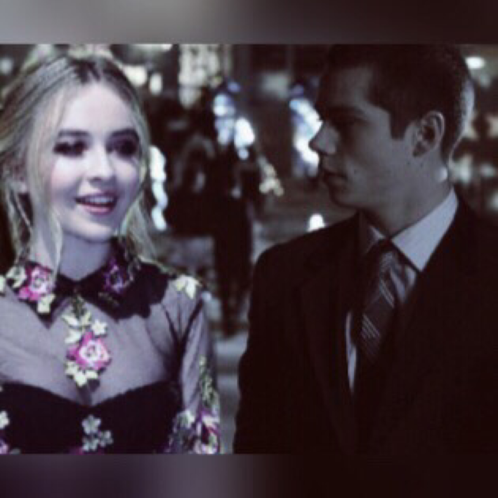 "Maya, get off your cute little àśš and dance with me"💝
(Sorry for the blurry pic)


Maya Hart Stiles Stilinski Sabrina Carpenter Dylan O'Brien