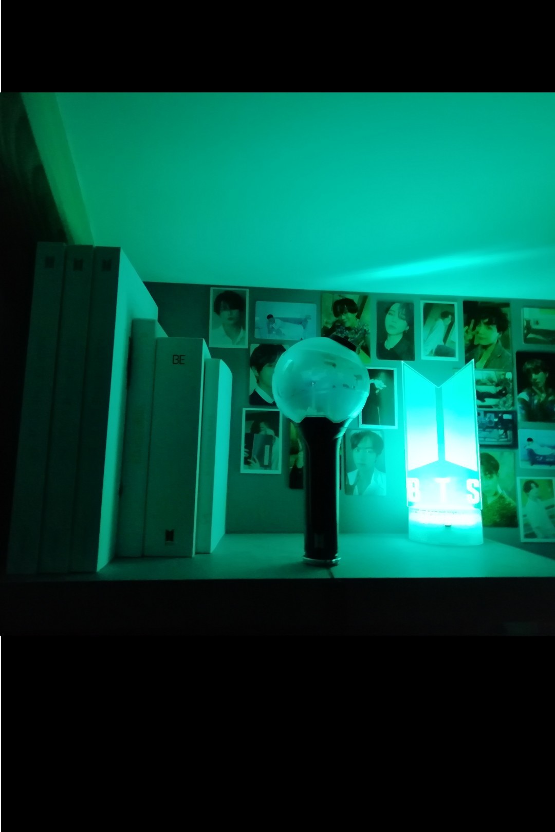 The corner where there are all my albums! My Lightstick by BTS. And all my photocards! It is missing the album BORDER DAY ONE by ENHYPEN, I look forward to it!! 