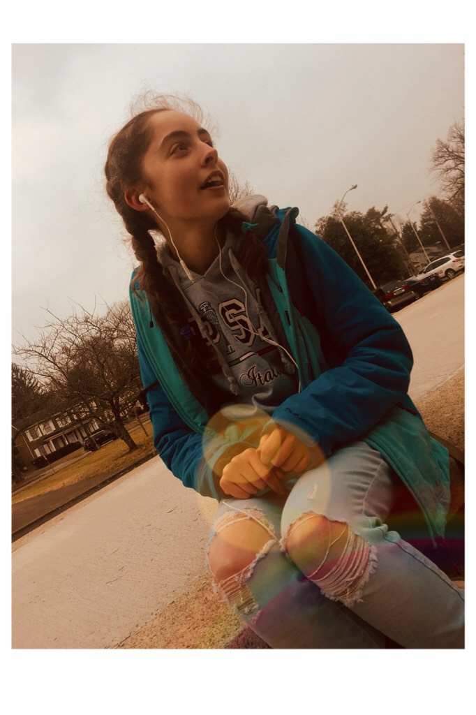 🌳Taapp🌳
Ugh I vomited twice last night and I haven’t vomited since 2nd grade🤮
Anyways, this is my friend Kiah I took a few pictures of her yesterday after school💗