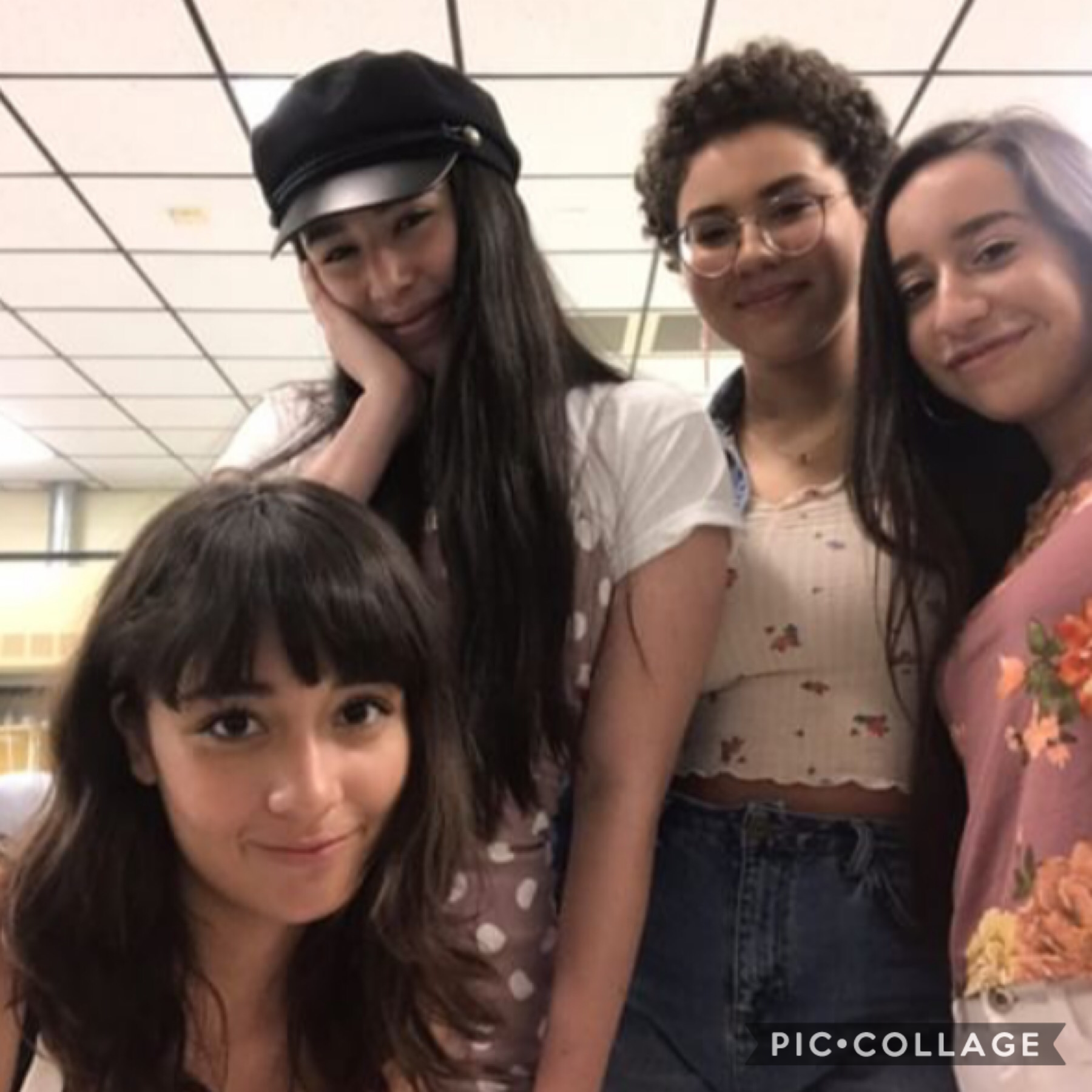 LOOK AT MY BIOLOGY FRIENDS 🥰. Left to right, Ellie (dont her super well but shes nice and shes friends w sara) , sara (the model) THE MOST PRETTY PERSON IV EVER SEEN, me, and estella my true homie🤙🏽