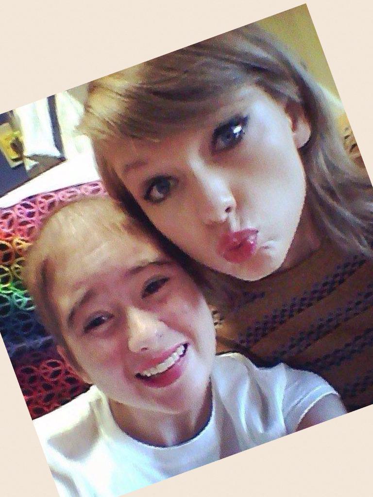 Remember the other post that I did where I said that the girl was soooooooo lucky to see Tay Tay  in hospital well, this is the pic that she took with Tay Tay!!!!!