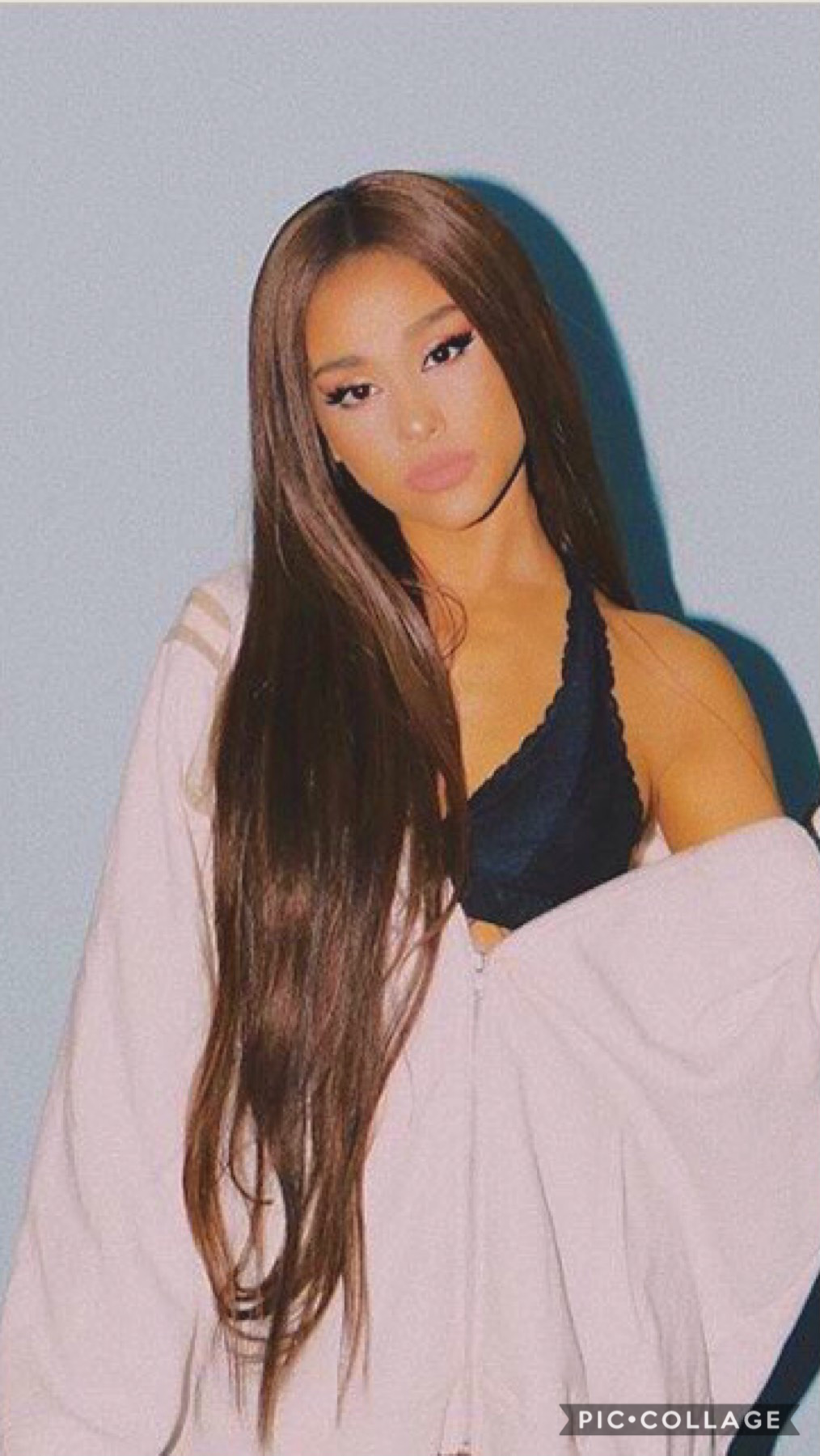 what’s your fav hairstyle on Ariana? 👇🏼🖤