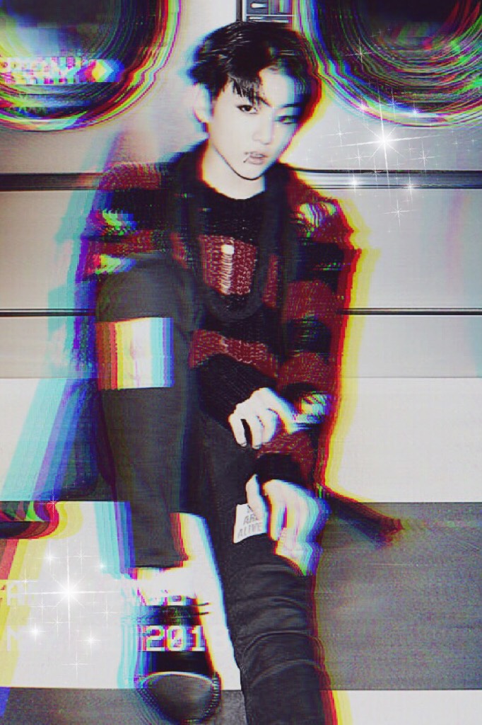 💤TAP💤 
Well it’s midnight and I’m still awake well I was bored and I start “editing” this photo and I just don’t like how it ends because I start making everything random and well this is the trash that I made lol 