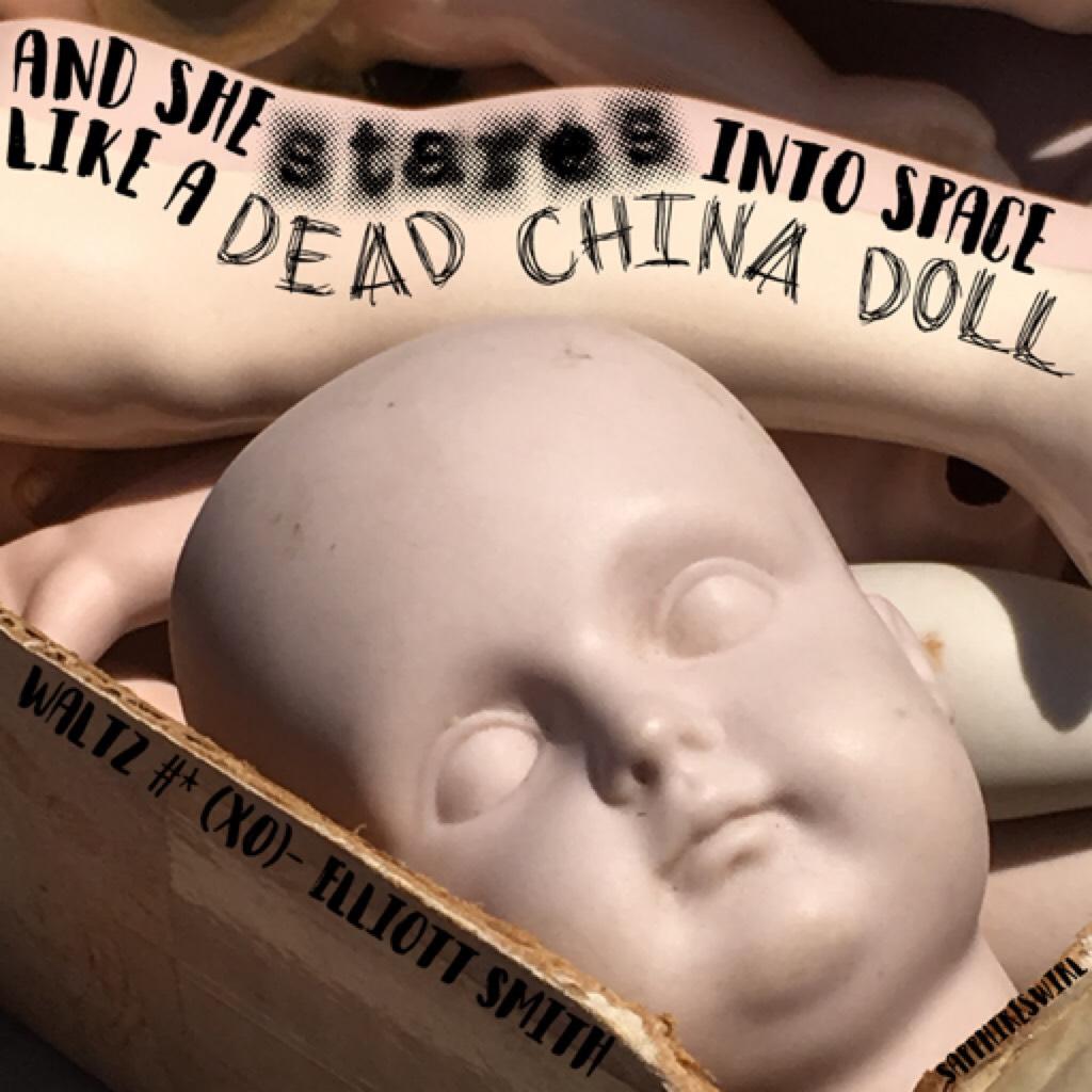 👽tap👽

☠️picture credits to (yours truly)☠️

💀song- Waltz #2 by Elliott Smith💀

QOTD: Do you find dolls creepy?
AOTD: Nope :)
