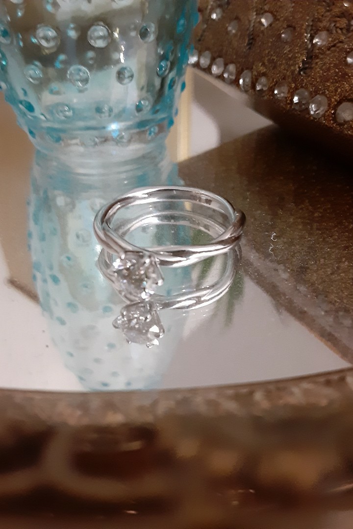 Here's a close-up of the ring; it's so pretty and sparkly and I feel like a princess wearing it 😁 I'll put how he proposed in the comments and where he proposed in the remixes 