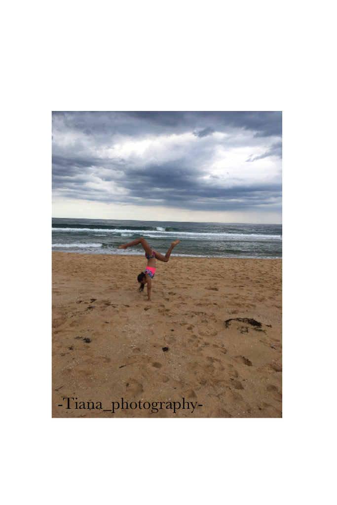Beach handstands 🌊🤸🏽‍♀️