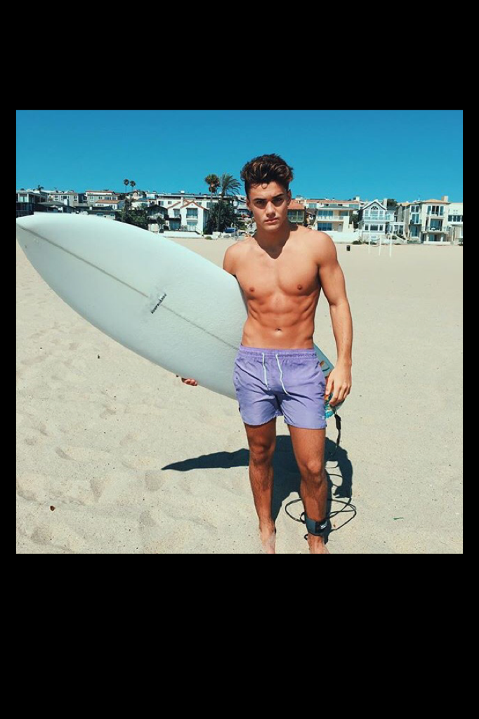 gray😍 

his caption for this pic was "lol my hair looks like the palm tree behind me🌴"