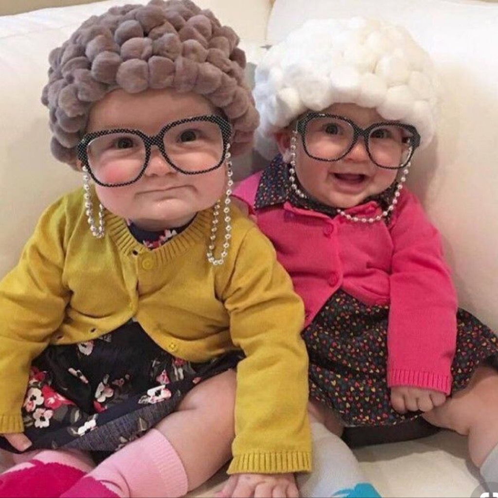 😂👵🏻tap👵🏻😂
Hey guys when I saw this it was adorable then I could not stop laughing question what are u being for Halloween if I get 10 comments I will make a collage of what I’m gonna be luv ya 😘