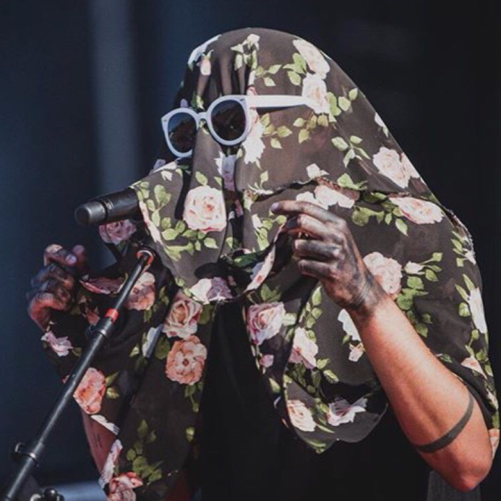 -click- tyler joseph -click-
does anyone else love him in that kimono and those sunglasses, because i do