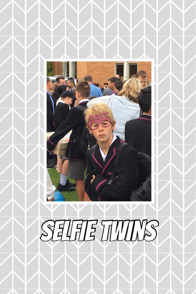 selfie twins